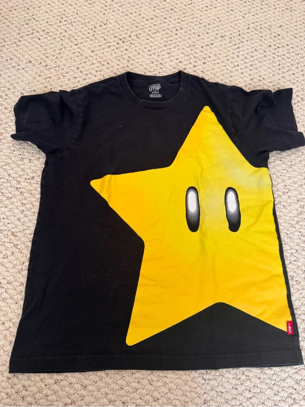 UNIQLO UTGP Nintendo Black T-Shirt with Large Yellow Star Graphic 0002 - Picture 1 of 2